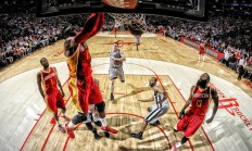 九游体育官方入口-防守铁幕与三分传奇，湖人窒息式锁死公牛，克莱里程碑之夜见证伟大