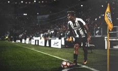 九游娱乐首页-老鹰关键战突围新疆队，布克成为关键先生