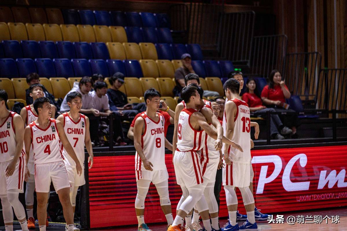 一支篮球队在最新一场比赛中惊险逆转 一支篮球队在最新一场比赛中惊险逆转