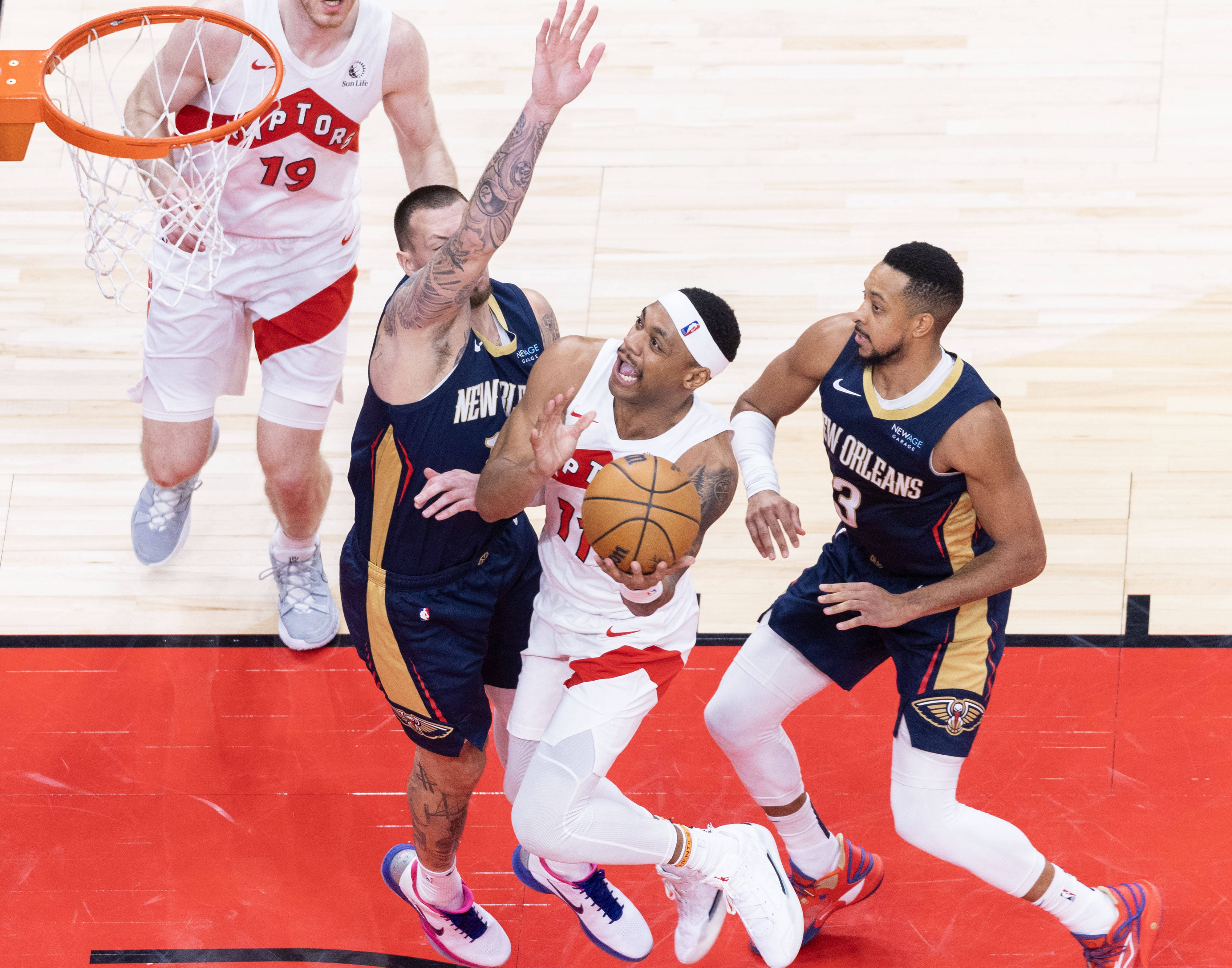 一支篮球队在最新一场比赛中惊险逆转 一支篮球队在最新一场比赛中惊险逆转