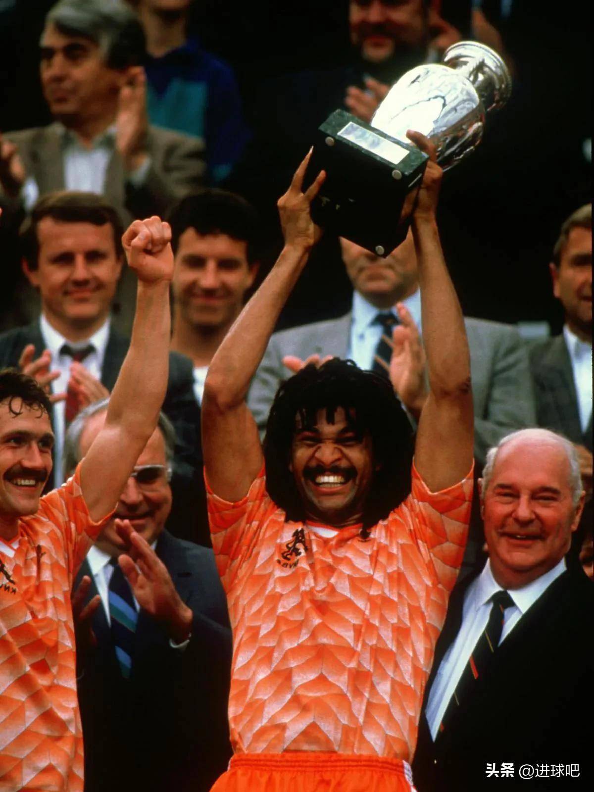 荷兰足球女队发挥耀眼，携手晋级半决赛