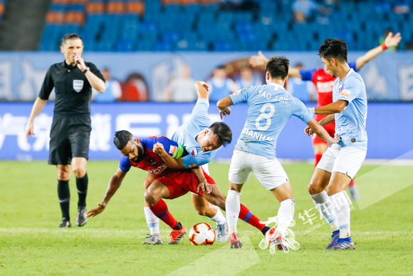 包含重庆斯威主场不敌鲁能泰山，遭遇两连败的词条