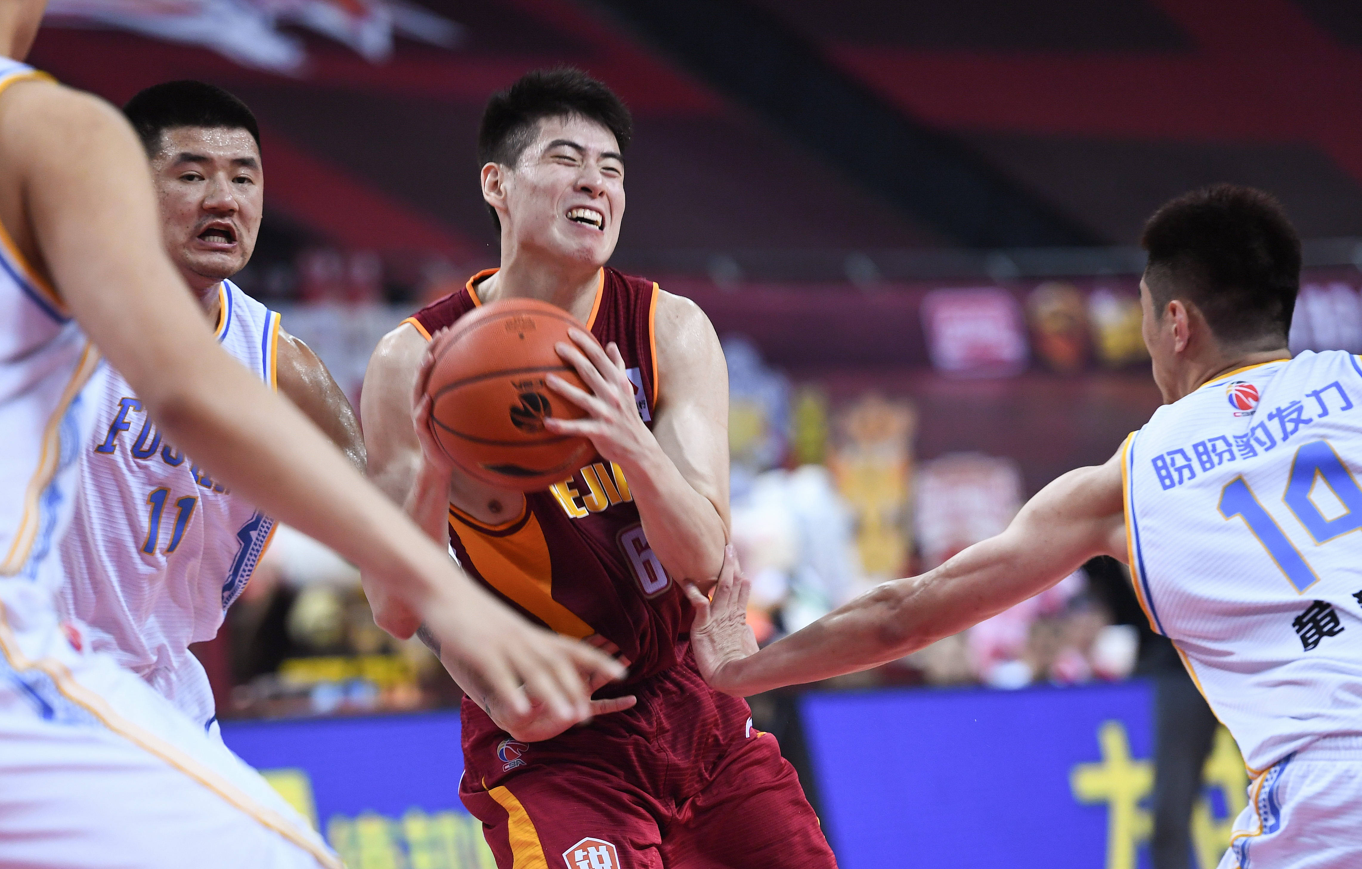 职业篮球赛场上的明星球员实力惊艳