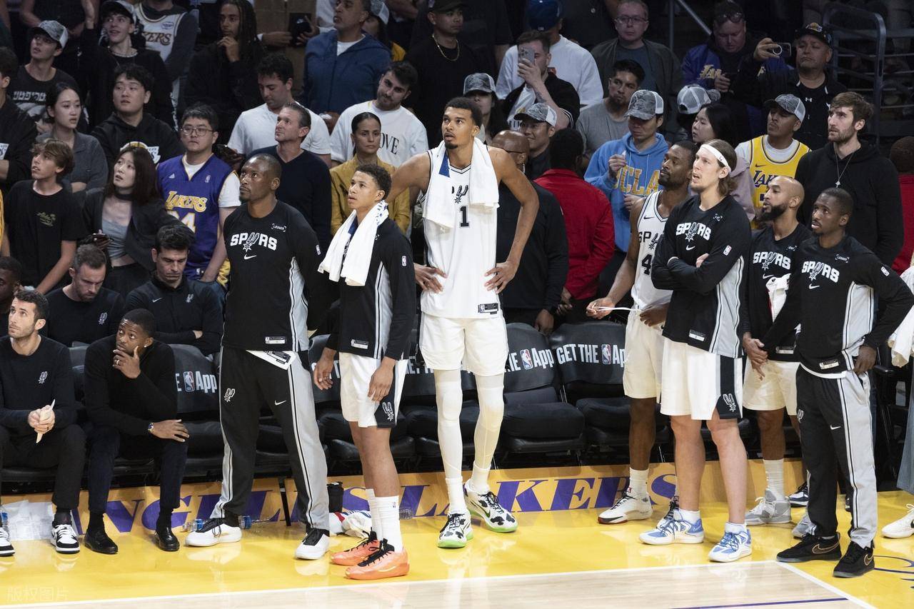 马刺翻盘步行者,霍勒迪带队取胜 马刺翻盘步行者,霍勒迪带队取胜