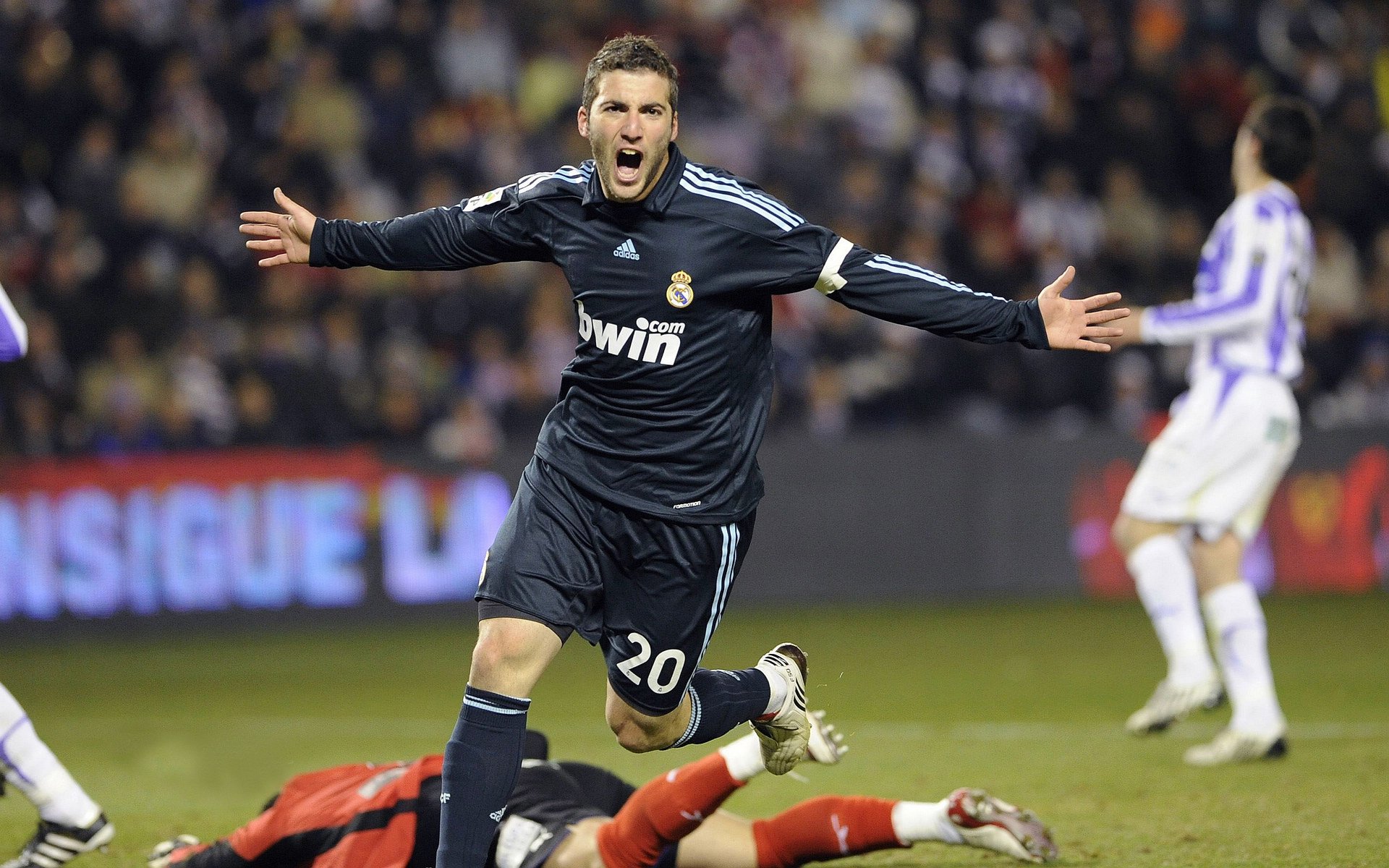 红土之王跨界征服草地？纳达尔温网横扫蒙特卡洛大师赛的隐喻与传奇